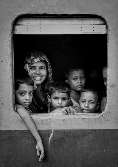 种族孩子在老火车的窗口里 · 免费素材图片