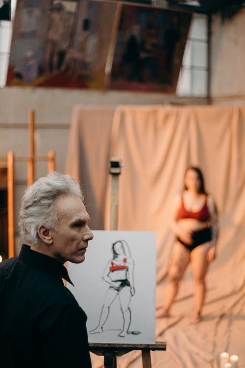 站在画家面前的女人穿的内衣 · 免费素材图片