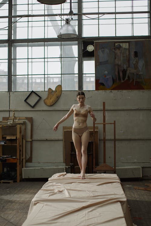 米色比基尼泳装，站在白色的床上的女人 · 免费素材图片