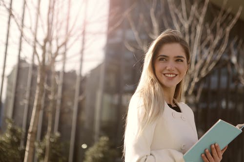 白色长袖衬衫的微笑女人 · 免费素材图片