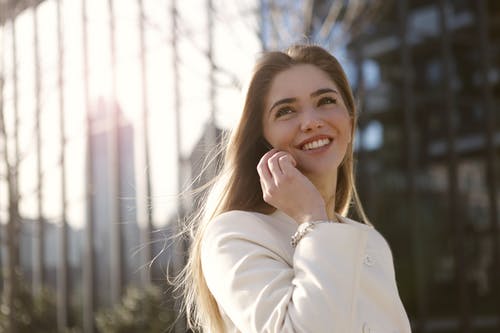 白西装外套的微笑女人 · 免费素材图片