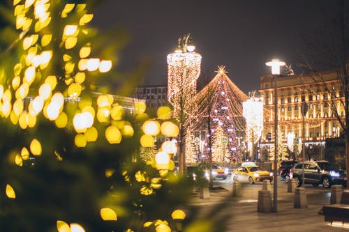 夜间汽车在街上的照片 · 免费素材图片