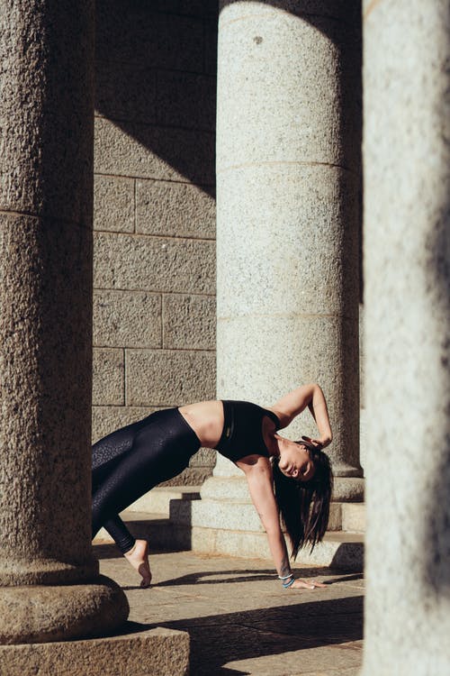 黑色运动胸罩和黑色紧身裤，练瑜伽的女人 · 免费素材图片