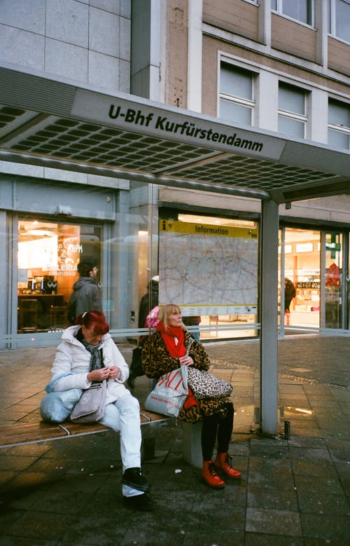在城市车站等待公交车的妇女 · 免费素材图片