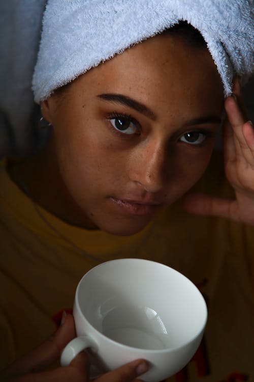 女人拿着杯咖啡 · 免费素材图片