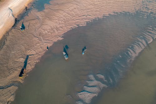 小船在大海的沙质海岸在阳光灿烂的日子 · 免费素材图片