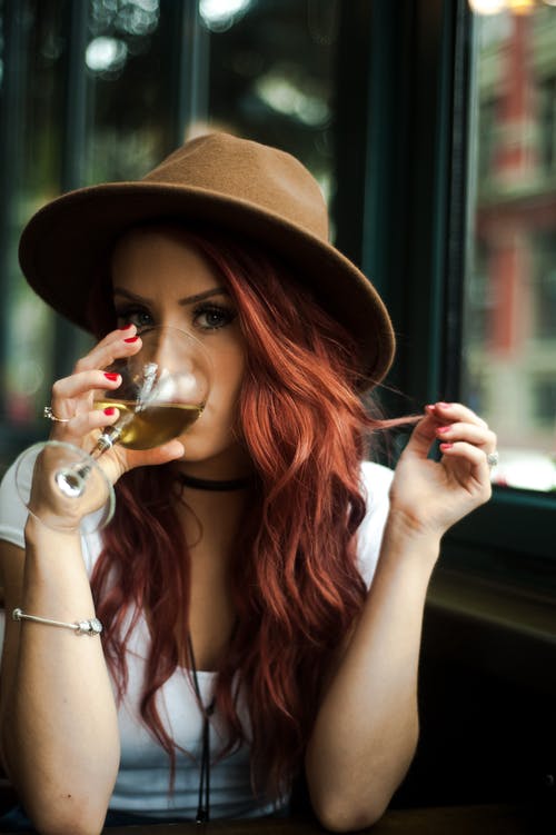 红发女人在var中喝白葡萄酒 · 免费素材图片