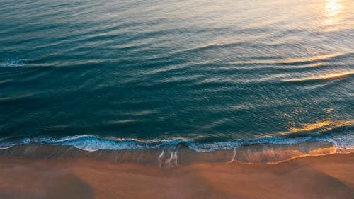 蓝色的海洋，在沙滩上的软浪 · 免费素材图片