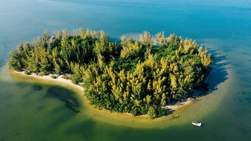 夏季被壮观的大海所环绕的绿岛 · 免费素材图片