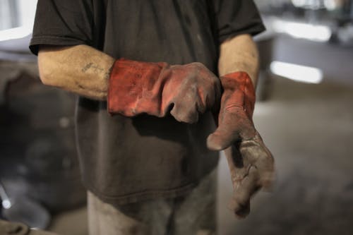 重型手套的匿名工人 · 免费素材图片