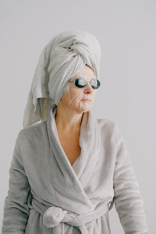 浴袍面膜和太阳镜轻松的女人 · 免费素材图片