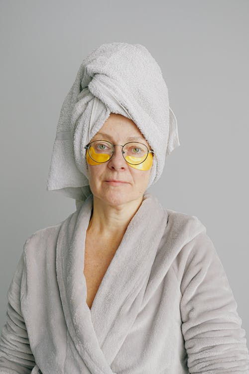 眼罩和洗完澡后的眼镜的女高管 · 免费素材图片