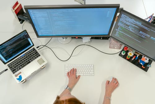 女软件工程师，在计算机上编码 · 免费素材图片