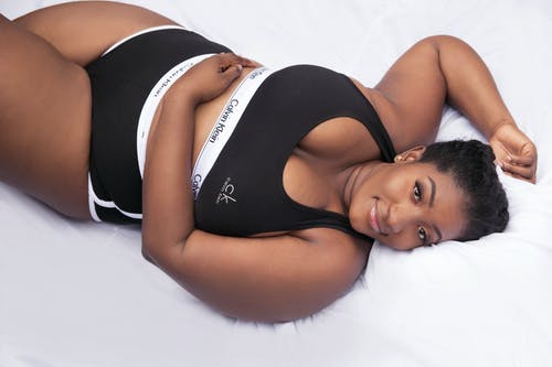 放松在床上的美满的胖的黑人妇女在早晨 · 免费素材图片