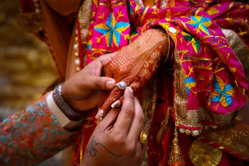 在传统的婚礼仪式上播种给男人戒指的印度男人 · 免费素材图片