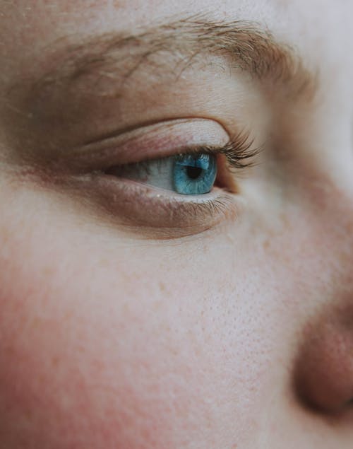 蓝眼睛的作物无法辨认的梦幻女人 · 免费素材图片