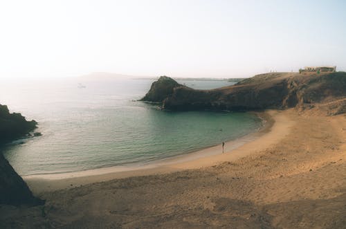 海滩上的人 · 免费素材图片