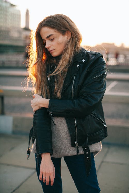 宁静的年轻女士，日落期间在城市公园中低温冷害 · 免费素材图片