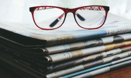 报纸上的红色镜框眼镜 · 免费素材图片