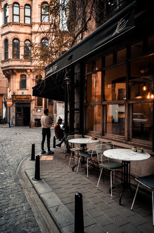 人们在咖啡馆在城市的街道上 · 免费素材图片