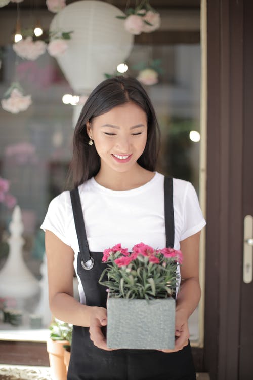 有关咖啡色头发的女人, 喜悦, 围裙的免费素材图片