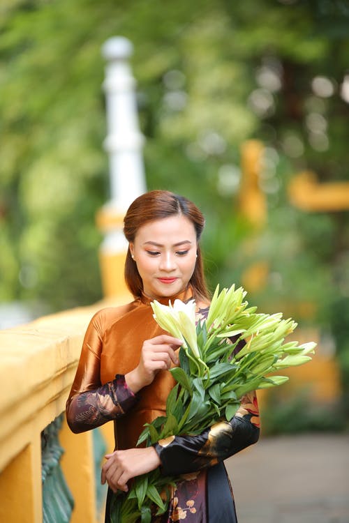 有关一束鲜花, 女人, 植物群的免费素材图片