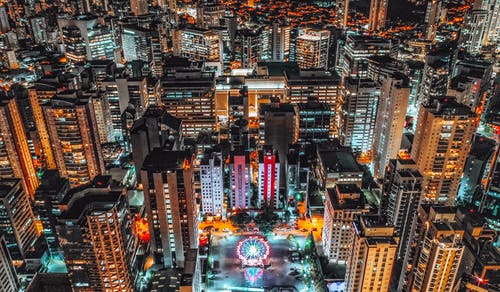 夜间城市建筑的鸟瞰图 · 免费素材图片