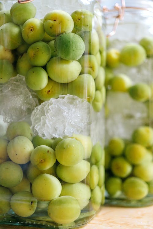 玻璃罐新鲜的绿橄榄和冰 · 免费素材图片
