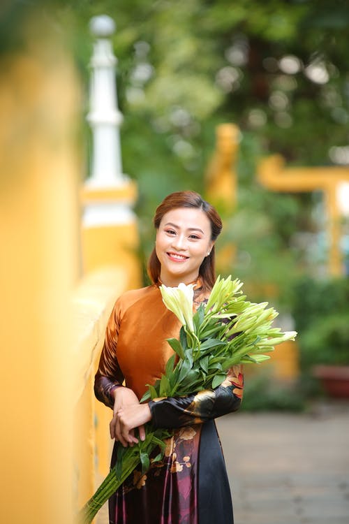 女人抱着花束 · 免费素材图片