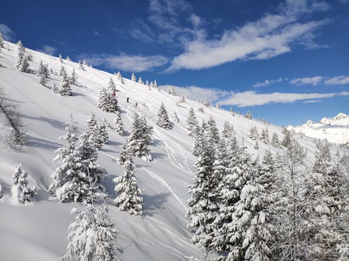 雪覆盖山在蓝蓝的天空下 · 免费素材图片