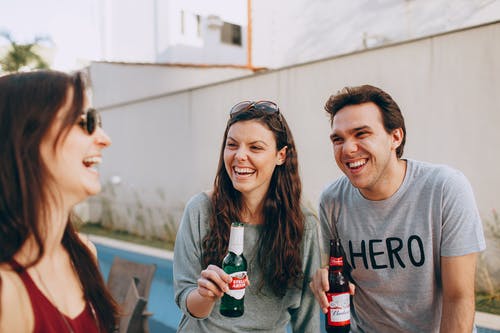 群的朋友喝啤酒 · 免费素材图片