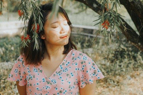 女人穿着粉红色的花裙子 · 免费素材图片