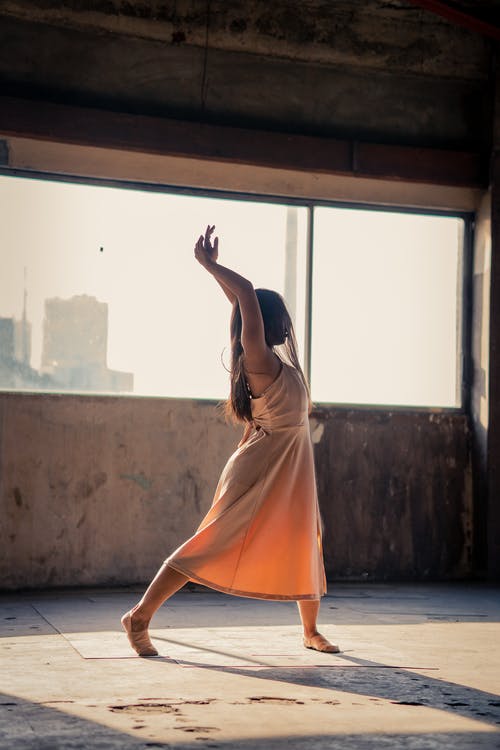 礼服跳舞的女人 · 免费素材图片