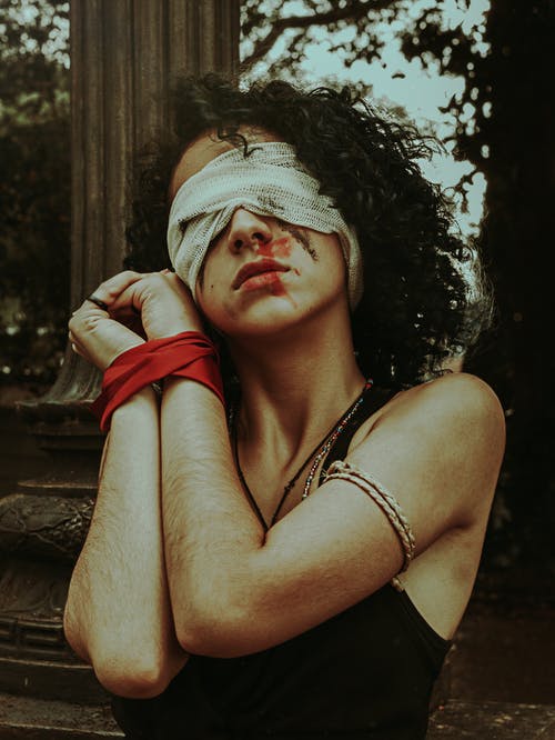 黑色背心蒙住眼睛的女人 · 免费素材图片