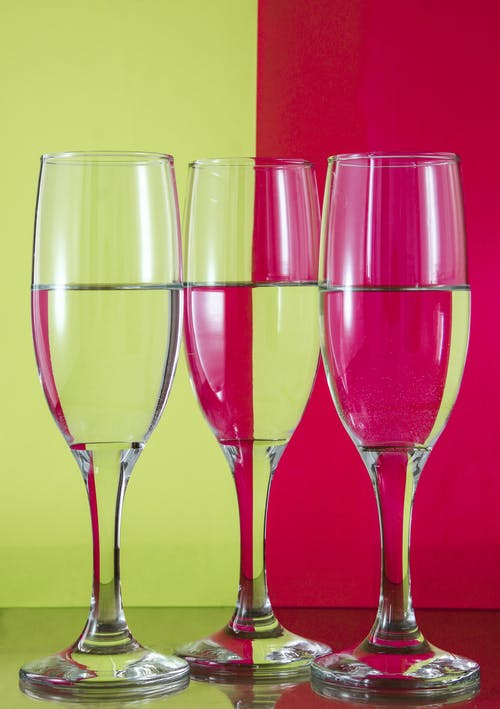 3个透明酒杯 · 免费素材图片
