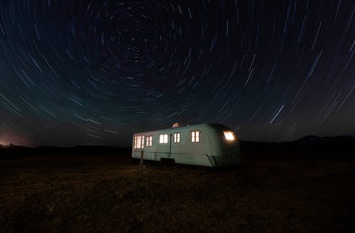 星夜下的白色和灰色露营者拖车 · 免费素材图片