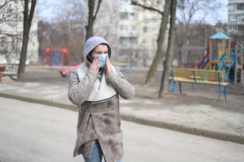 女人戴着口罩 · 免费素材图片