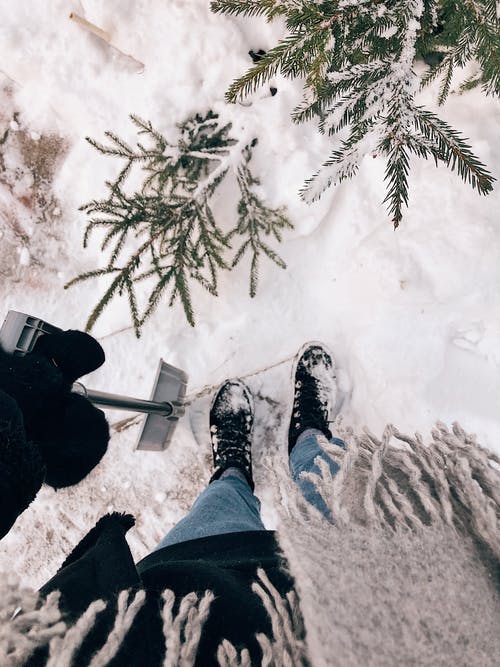 站在冰雪覆盖的地面上的人 · 免费素材图片
