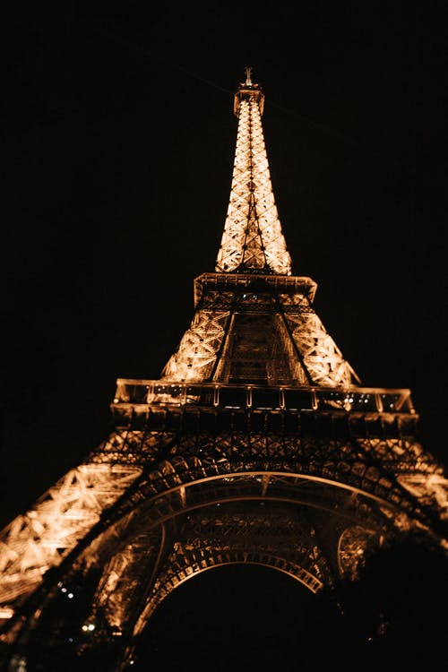 夜间巴黎埃菲尔铁塔 · 免费素材图片