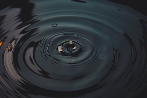 摄影中的水滴在水中 · 免费素材图片