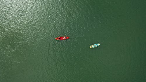 骑在海中红船上的人 · 免费素材图片