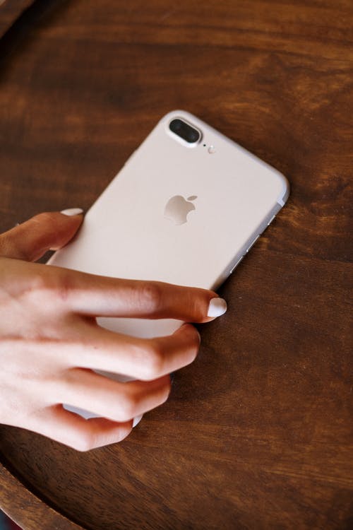 有关3C用品, iPhone, 修手指甲的免费素材图片