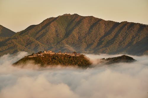 白云下的棕色和绿色山脉 · 免费素材图片