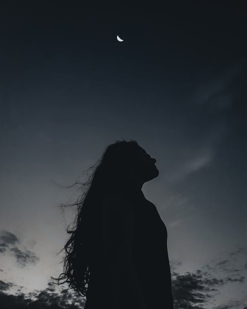 夜空下的寂寞女人 · 免费素材图片