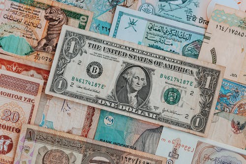 与顶部的美元钞票的钞票的集合 · 免费素材图片