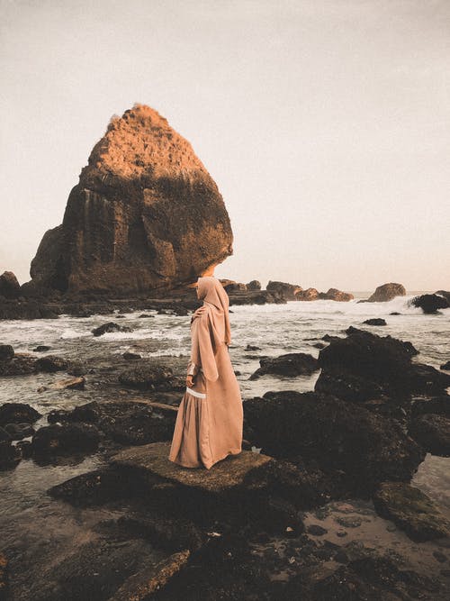 有关女人, 岩石, 岸边的免费素材图片