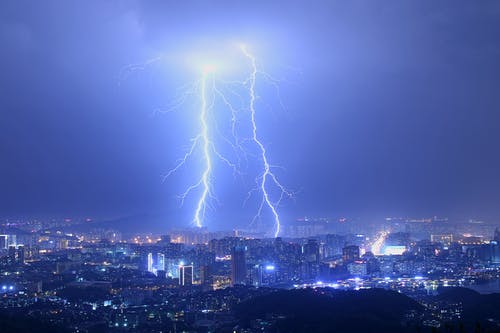 在晚上的摩天大楼与雷暴的城市景观 · 免费素材图片