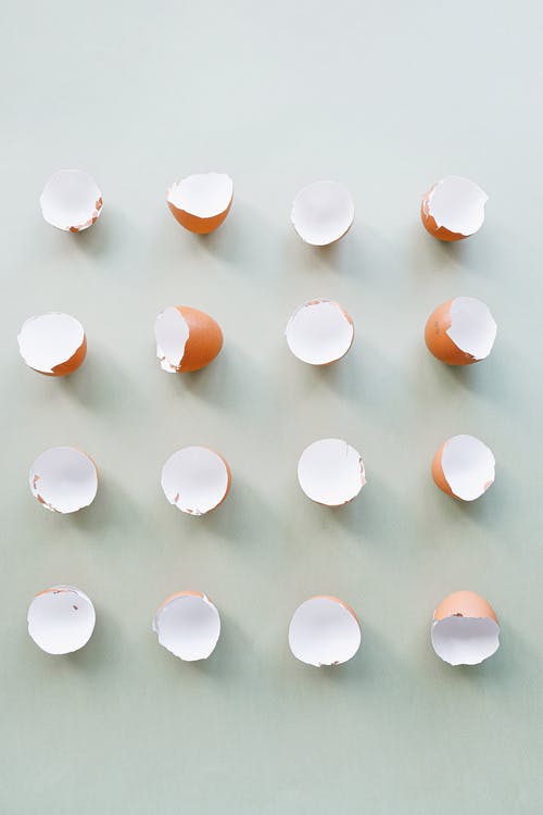 普通的背景上碎的蛋壳 · 免费素材图片