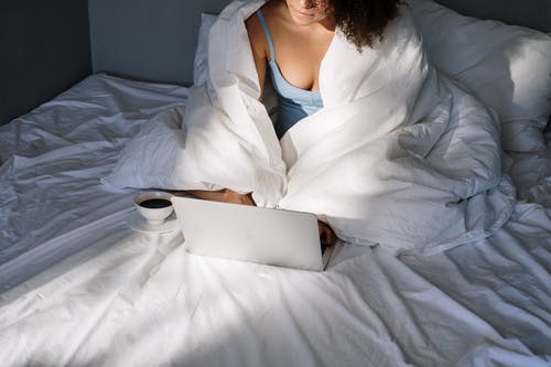 有关MacBook, 公寓房, 卧床休息的免费素材图片