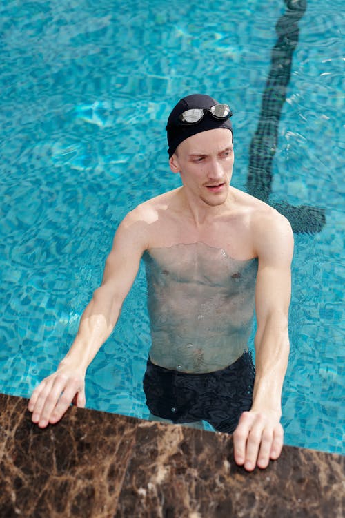 在游泳池里穿着黑色短裤的男人 · 免费素材图片